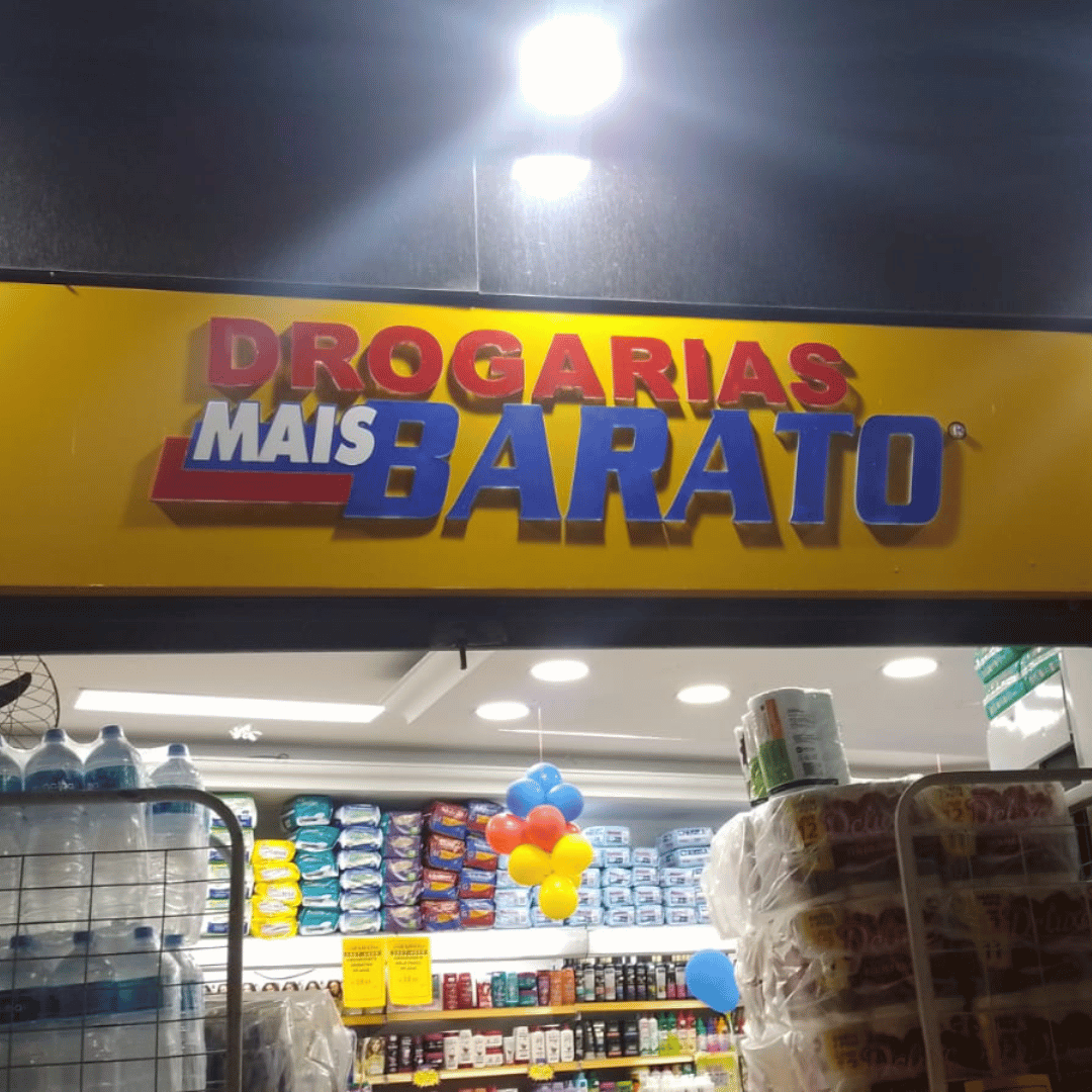 Farmacêutica atendendo cliente com atenção e cuidado